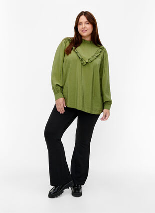 Zizzi Viskosebluse med flæser, Loden Green, Model image number 2