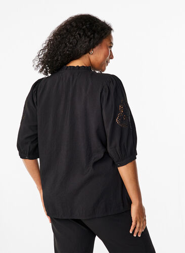 Zizzi Skjortebluse med flæser og broderi anglaise, Black, Model image number 1