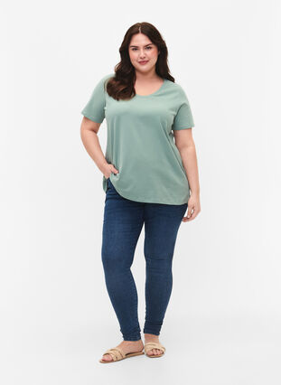 Zizzi Ensfarvet basis t-shirt i bomuld, Chinois Green, Model image number 2