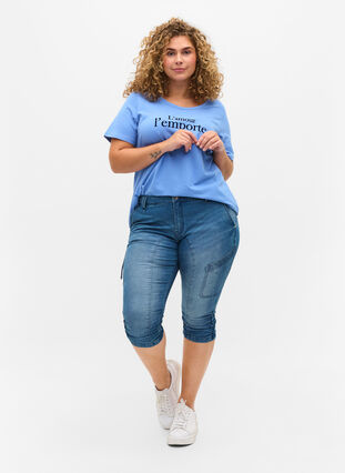 Zizzi Slim fit capri jeans med lommer, Light blue denim, Model image number 4