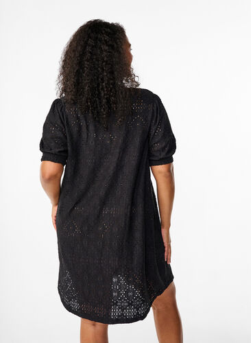 Zizzi Kort kjole med v-hals og hulmønster, Black, Model image number 1