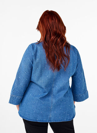 Zizzi Denimskjorte med rhinsten og 3/4 ærmer, Bl. Denim Rhinestone, Model image number 1