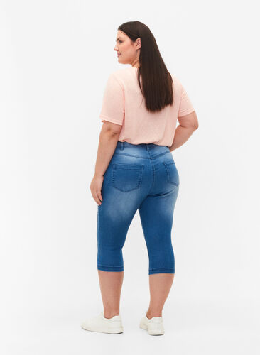 Zizzi Højtaljede Amy capri jeans med super slim fit, Light Blue Denim, Model image number 1