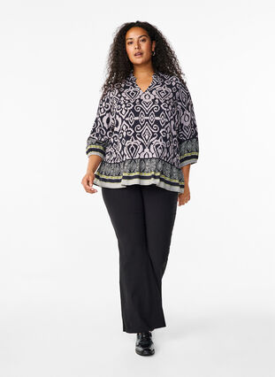 Zizzi Bluse med print og 3/4 ærmer, Black AOP, Model image number 2