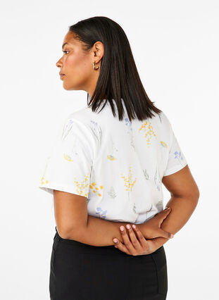 Zizzi T-shirt i økologisk bomuld med blomsterprint, Bright W. AOP, Model image number 1