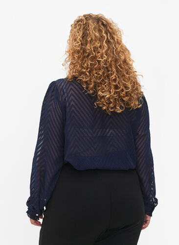 Zizzi Skjortebluse med flæser og mønstret tekstur, Navy Blazer, Model image number 1