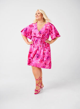 Zizzi Knælang kjole med blomsterprint og wraplook, Pink Rose AOP, Model image number 0