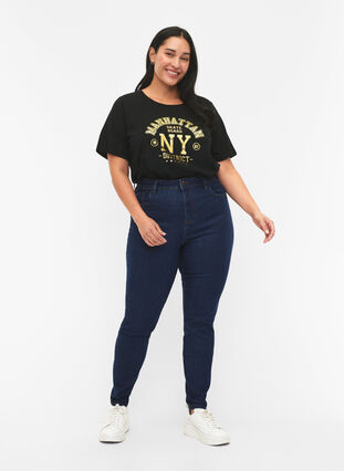 Zizzi FLASH - T-shirt med motiv, Black Ny, Model image number 2