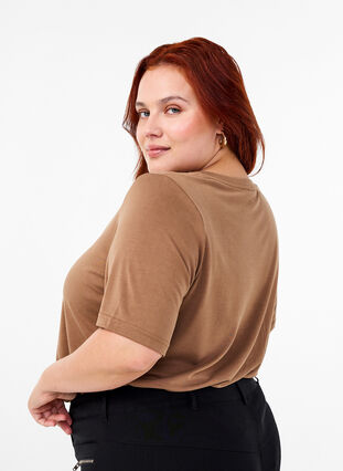 Zizzi T-shirt i TENCEL™ Modal med rund hals, Coca Mocha, Model image number 1