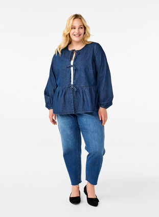 Zizzi Peplum bluse i denim med bindelukning, Dark Blue Denim, Model image number 2