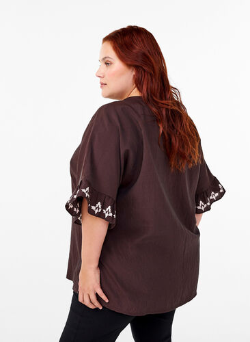 Zizzi Kortærmet bluse med tryk og flæser, Seal Brown, Model image number 1