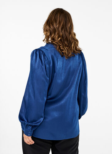 Zizzi Langærmet bluse med flæser og v-hals, Estate Blue, Model image number 1