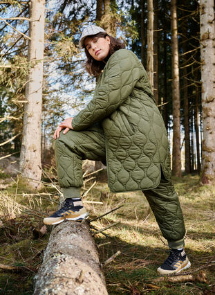 Zizzi Lang quiltet jakke med lommer og lynlås, Winter Moss, Image image number 1
