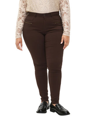 Zizzi Tætsiddende bukser med lynlås detaljer, Coffee Bean, Model image number 3