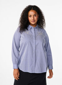 Skjorte i økologisk bomuld med perlebroderi, Blue White Stripe, Model