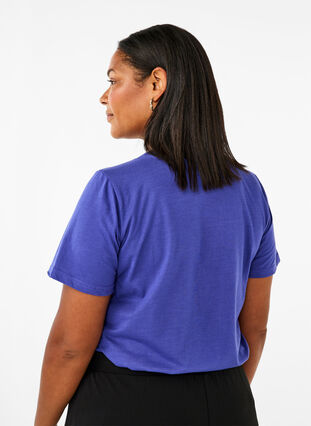 Zizzi FLASH - T-shirt med motiv, Royal Blue Miami, Model image number 1