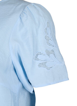 Zizzi Viskosebluse med korte ærmer og broderi, Chambray Blue, Packshot image number 3