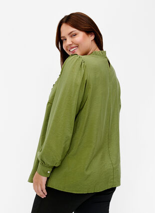 Zizzi Viskosebluse med flæser, Loden Green, Model image number 1