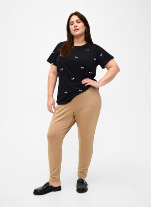 Zizzi T-shirt i økologisk bomuld med sløjfer, Black W. Bow Emb. , Model image number 2