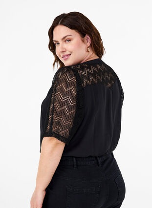 Zizzi Skjortebluse med korte blondeærmer, Black, Model image number 1