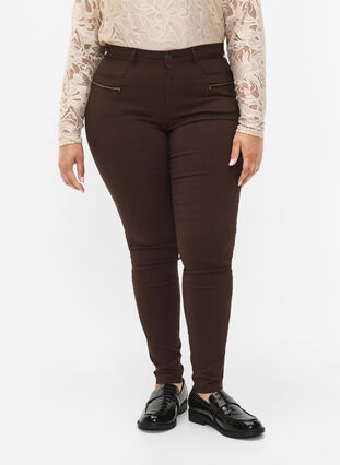 Zizzi Tætsiddende bukser med lynlås detaljer, Coffee Bean, Model image number 2