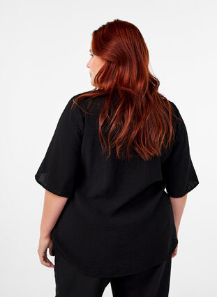 Zizzi Viskosebluse med v-hals og broderidetalje, Black, Model image number 1