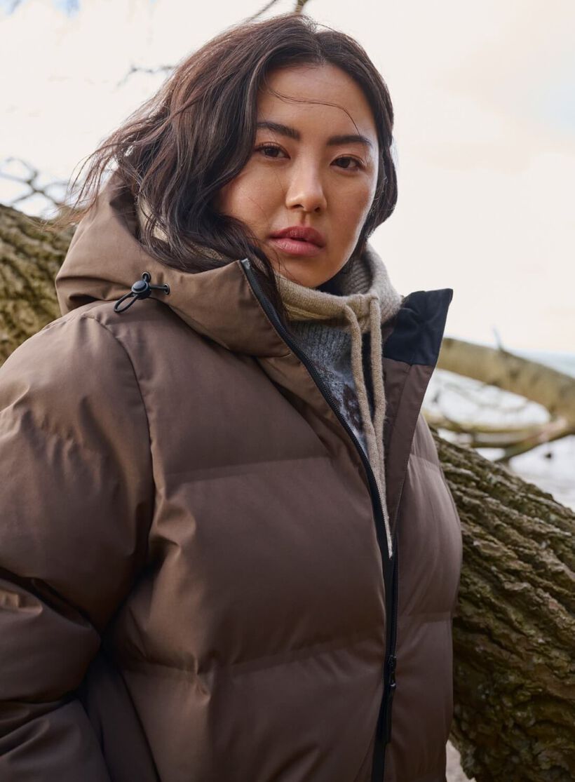 Zizzi Lang brun puffer jakke med lommer og hætte, , Model, 2