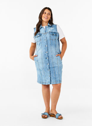 Zizzi Ærmeløs denimkjole med rå sliddetaljer, Light Blue Denim, Model image number 2