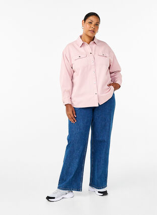 Zizzi Ensfarvet denimskjorte med brystlommer, Pale Mauve, Model image number 2