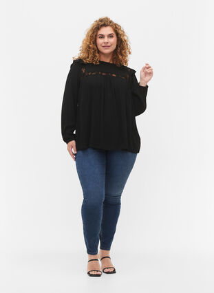 Zizzi Viskosebluse med flæser og blonder, Black, Model image number 2