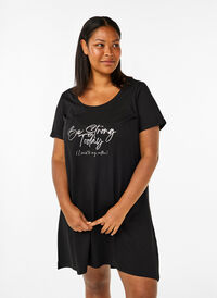 Kortærmet natkjole i økologisk bomuld , Black Be Strong , Model