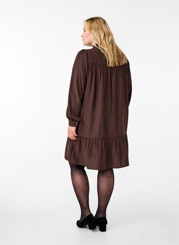 Zizzi Kort kjole med flæsekrave, Seal Brown, Model image number 1