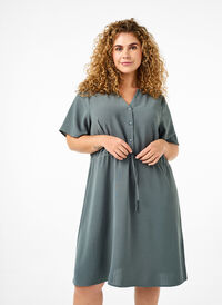 Kjole med korte ærmer og bindebånd i taljen, Balsam Green, Model