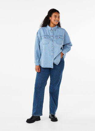 Zizzi Stribet denimskjorte med brystlommer, Light B.Denim Stripe, Model image number 4