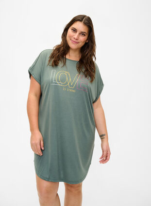 Zizzi Kortærmet natkjole med tekstprint, Balsam Green Love, Model image number 0