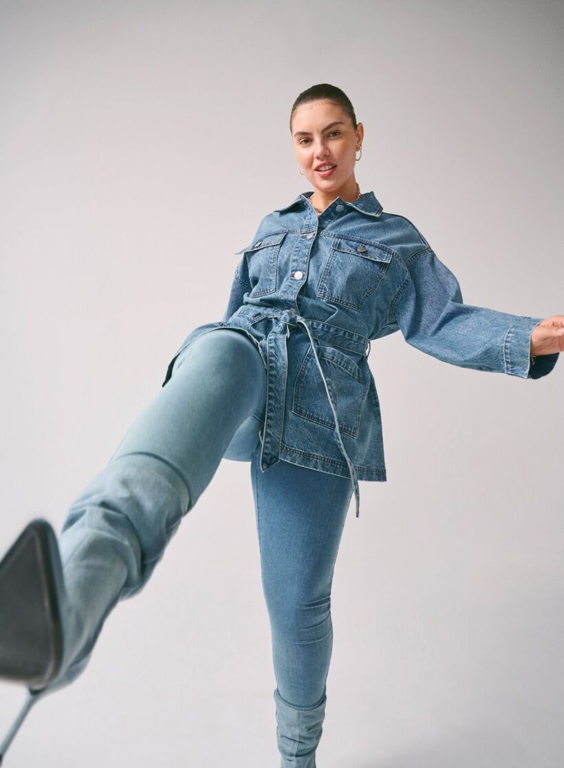 Zizzi Denimjakke med bindebælte, , Model, 1