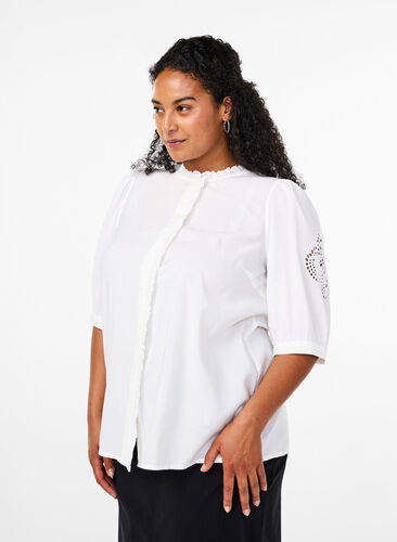 Zizzi Skjortebluse med flæser og broderi anglaise, Bright White, Model image number 0