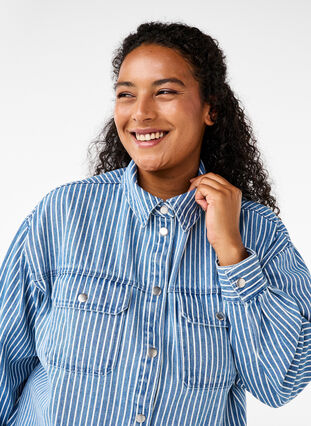 Zizzi Stribet denimskjorte med brystlommer, Light B.Denim Stripe, Model image number 2