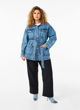 Zizzi Denimjakke med bindebælte, Blue Denim, Model image number 2