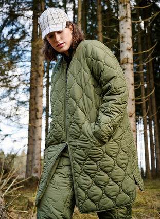 Zizzi Lang quiltet jakke med lommer og lynlås, Winter Moss, Image image number 0