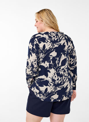 Zizzi Langærmet skjorte med print og v-hals, Navy Blazer AOP, Model image number 1