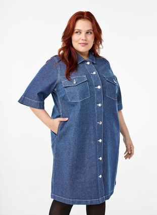 Zizzi Nålestribet denimkjole med brystlommer, Blue Denim Stripe, Model image number 0