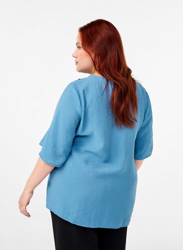 Zizzi Viskosebluse med v-hals og broderidetalje, Blue Heaven, Model image number 1