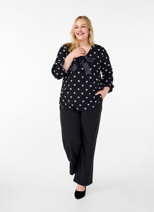 Zizzi Bluse med sløjfer og 3/4 ærmer, Black White Bow, Model image number 2