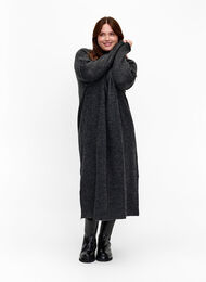 Lang oversize strikkjole med slids, Dark Grey Melange, Model