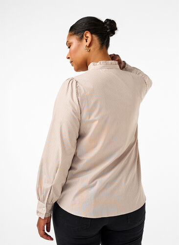 Zizzi Stribet skjortebluse med flæser, Silver Mink Stripe, Model image number 1