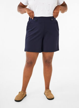 Zizzi Shorts med lommer og løs pasform, Night Sky, Model image number 2