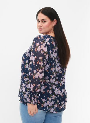 Zizzi Blomstret bluse med lange ærmer og v-hals, Blue Small Fl. AOP, Model image number 1