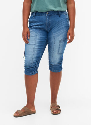 Zizzi Slim fit capri jeans med lommer, Light blue denim, Model image number 3