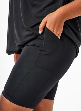 Zizzi Tætsiddende shorts med høj talje og lommer, Black, Model image number 2